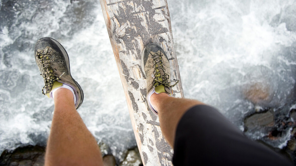 Mut muss man auf jeden Fall haben, um über diesen Fluss zu balancieren - und dabei auch noch zu fotografieren