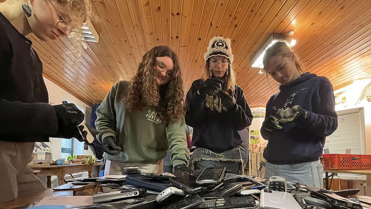 Einen Tag lang sortieren Freiwillige der Nordkirche gebrauchte Handys, damit die kostbaren Rohstoffe wiederverwendet werden können. Foto: Inke Pohl