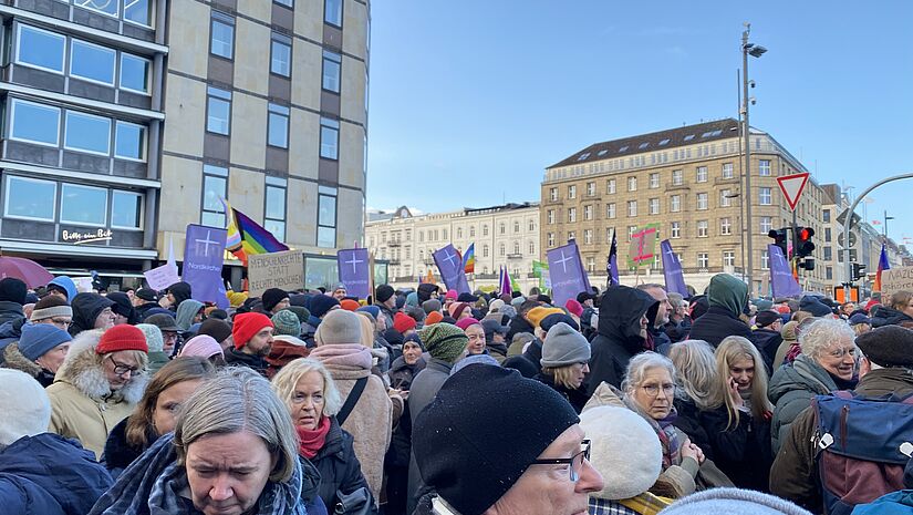 Blick in die Menge bei Demonstration Hamburg steht auf mit Nordkirchen Fahnen 