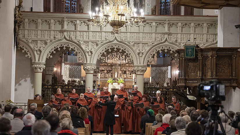 Die Domkantorei mit Domkantorin Mahela T. Reichstatt singt beim Sommerempfang der Nordkirche..