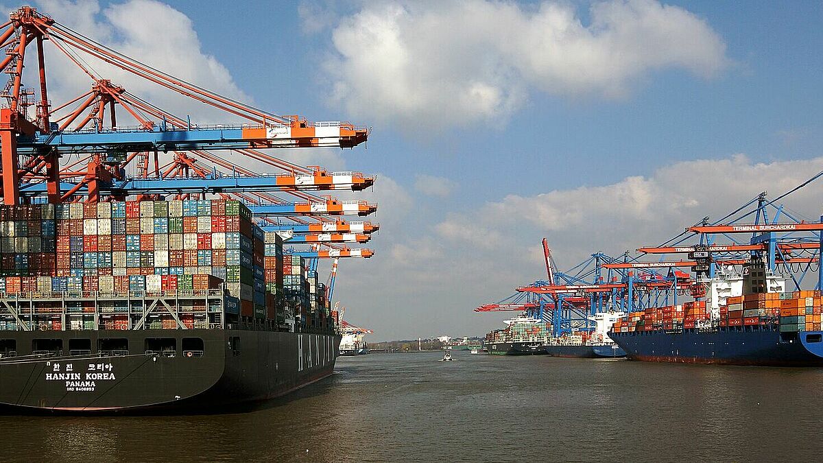 Containerschiffe werden im Hafen Hamburg entladen.