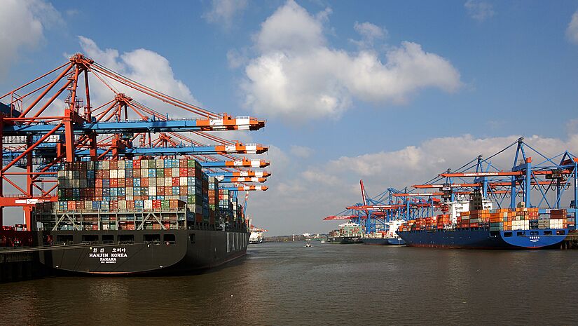 Rund 8000 Schiffe aus aller Welt laufen pro Jahr den Hamburger Hafen an.