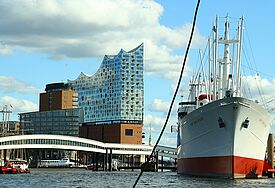 Hamburger Hafen mit Elbphilharmonie und Schiff im Vordergrund 