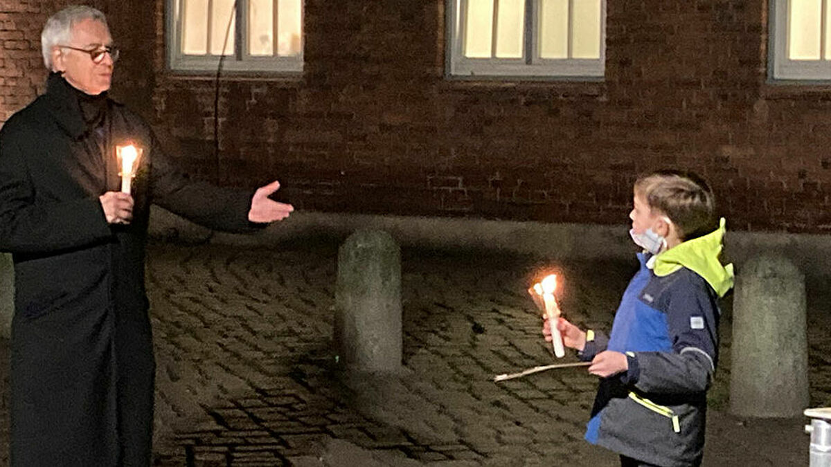 Choreograf John Neumeier begleitete Jan Wilhelm aus Aumühle beim letzten Anzünden des Hoffnungsleuchtens an der Hauptkirche St. Jacobi