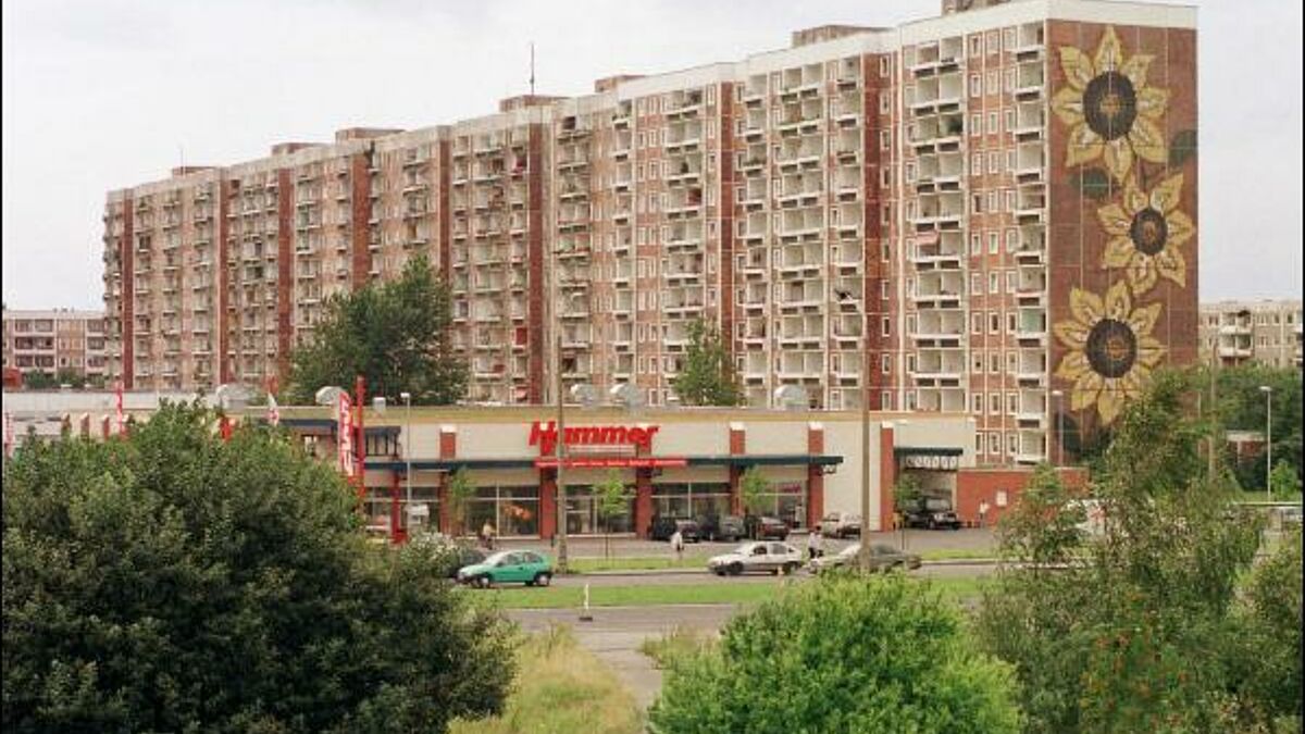 Das "Sonnenblumenhaus" in Rostock-Lichtenhagen