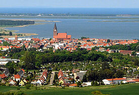 Das nordvorpommersche Barth mit der St. Marienkirche am südlichen Ufer des Barther Boddens, im Hintergrund ein Teil der Halbinsel Fischland-Darß-Zingst.