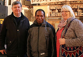 Johannes Pfeifer, Bischof Jack Urame und Frauke Pfeifer vor dem Brüggemann-Altar im Schleswiger St.-Petri-Dom