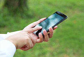 Mit dem Smartphone unterwegs.