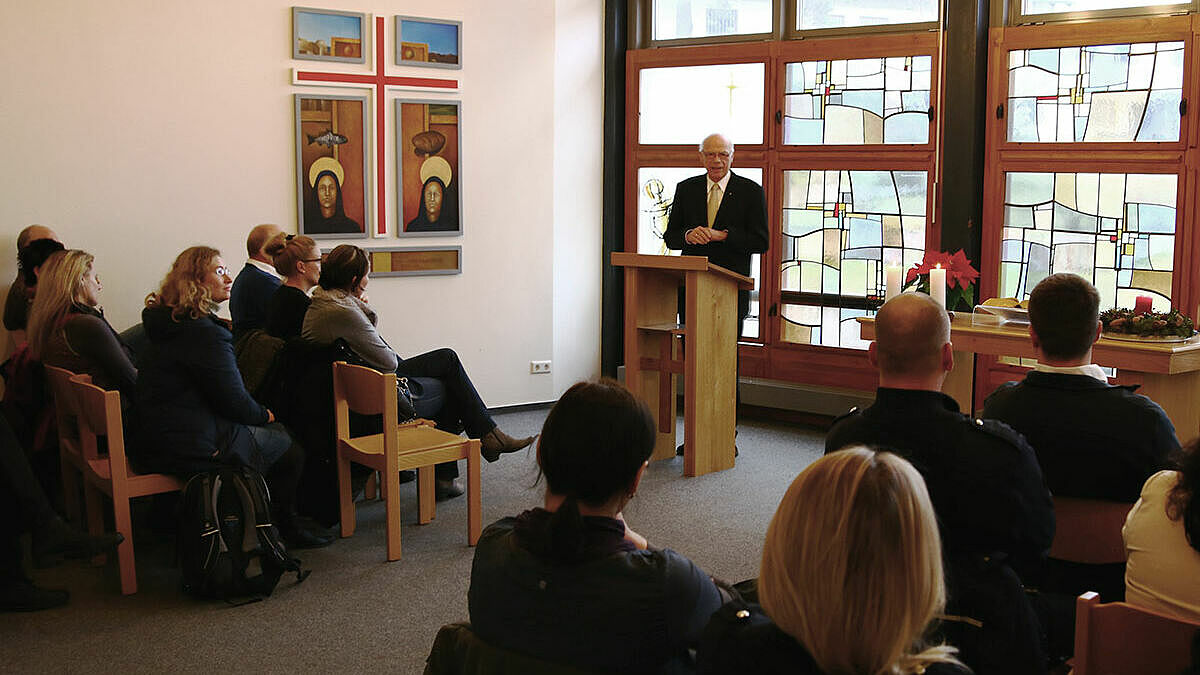 Landesbischof Gerhard Ulrich mit Mitarbeitenden der JVA Neubrandenburg und der Jugendanstalt Neustrelitz