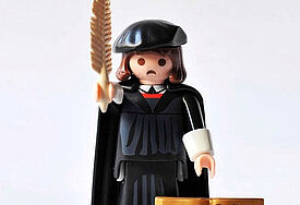 Playmobil Martin Luther mit traurigem Gesicht (Montage): Gibt es keine Katharina von Bora für ihn?