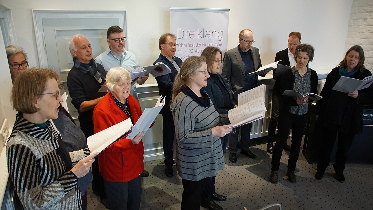 Gemeinsam stellten Landeshauptstadt Schwerin und Nordkirche im Rathaus das Programm und die Vorbereitungen auf das 3. Chorfest der Nordkirche „Dreiklang 2020“ vom 21. bis 23. August 2020 in Schwerin vor. Ein Chorensemble aus Kirchenmusikerinnen und -musikern, Sängerinnen und Sängern sowie weiteren Musizierenden begleitete den Pressetermin musikalisch.