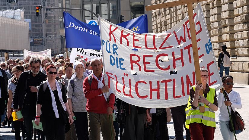 Menschen gehen am Karfreitag einen Kreuzweg in Hamburg