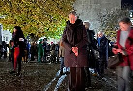 Landesbischöfin Kristina Kühnbaum-Schmidt mit den 212 Kerzen, die für die jüdischen Opfer des Nationalsozialismus in Ulm stehen, vor der dortigen Synagoge.