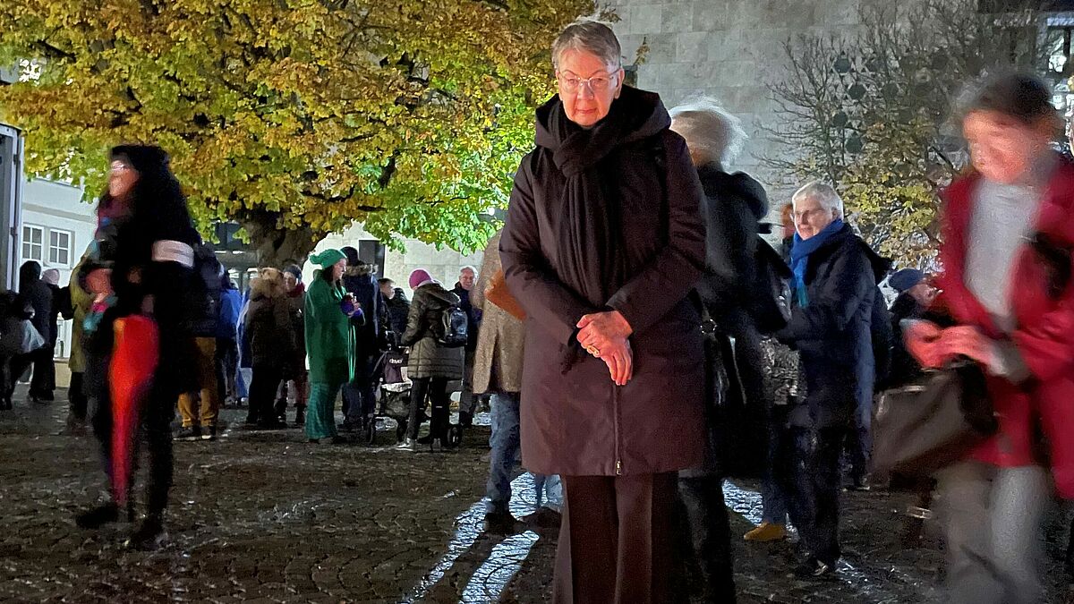 Landesbischöfin Kristina Kühnbaum-Schmidt mit den 212 Kerzen, die für die jüdischen Opfer des Nationalsozialismus in Ulm stehen, vor der dortigen Synagoge.