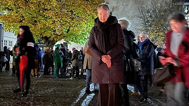 Landesbischöfin Kristina Kühnbaum-Schmidt mit den 212 Kerzen, die für die jüdischen Opfer des Nationalsozialismus in Ulm stehen, vor der dortigen Synagoge.