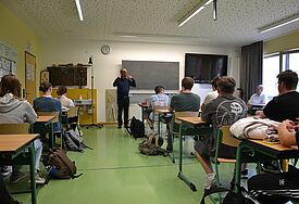 Bischof Jeremias in der Fleesenseeschule in Malchow 