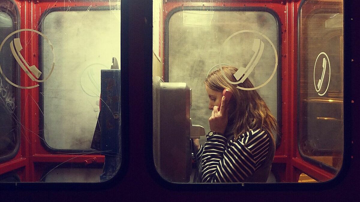 Junge Frau am Telefon
