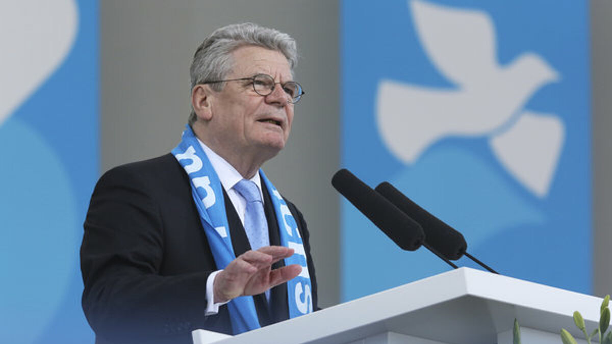 Bundespräsident Joachim Gauck spricht ein Grußwort unter freiem Himmel beim Kirchentags-Gottesdienst am Strandkai in der Hafencity in Hamburg