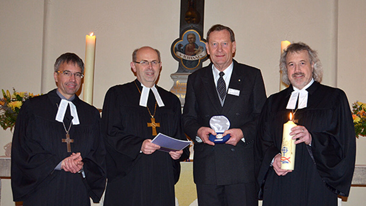 V.l.n.r.: Propst der Probstei Segeberg, Dr. Daniel Havelmann (Kirchenkreis Plön-Segeberg), Bischof Gothart Magaard (Sprengel Schleswig und Holstein), Peter Wiegner und Propst der Probstei Plön, Erich Faehling (Kirchenkreis Plön-Segeberg)
