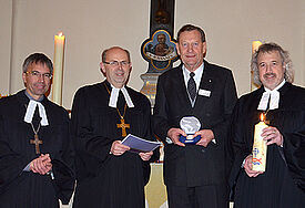 Bischof Gothart Maagard ehrt Peter Wiegner mit der Bugenhagenmedaille