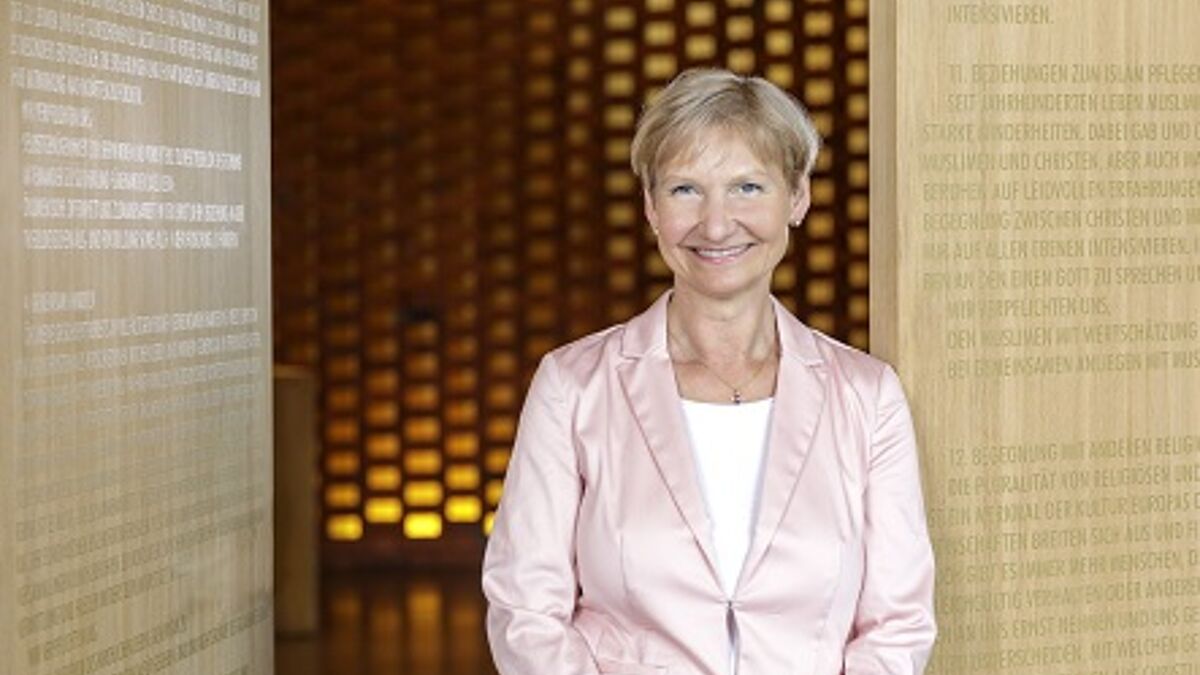 Bischoefin Kirsten Fehrs hell 2017 Kirsten Fehrs, Bischöfin im Sprengel Hamburg und Lübeck der Nordkirche. Das Foto entstand im April 2017 in der Kapelle des Ökumenischen Forums Hafencity in Hamburg