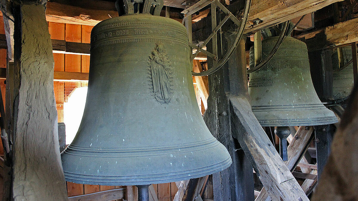 Die Glocke "Celsa" in der evangelischen Kirche St. Nicolai zu Altengamme in Hamburg-Altengamme 