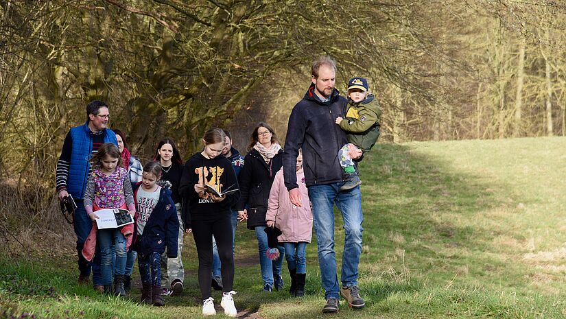 Unterwegs auf dem Süseler Lebensweg: Zwei Familien gehen die rund vier Kilometer lange Strecke mit Pastorin Kristina Warnemünde und Pastor Matthias Hieber.