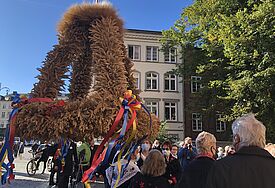 Erntedankfest 2020 in Schwerin: Umzug in der Innenstadt mit großer Erntekrone aus Getreide