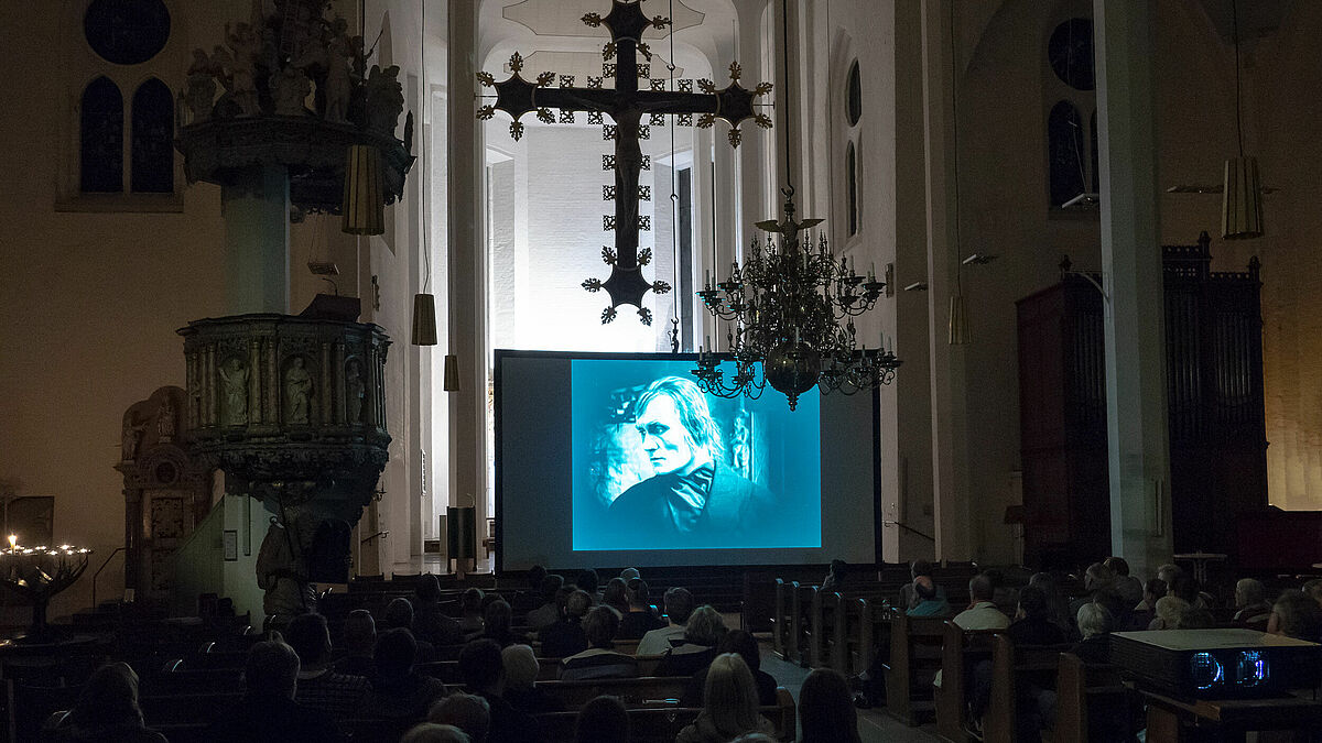 Rund 80 Besucher erleben in der St. Nikolaikirche den Stummfilmklassiker "Der müde Tod!" mit Live-Orgelbegleitung.