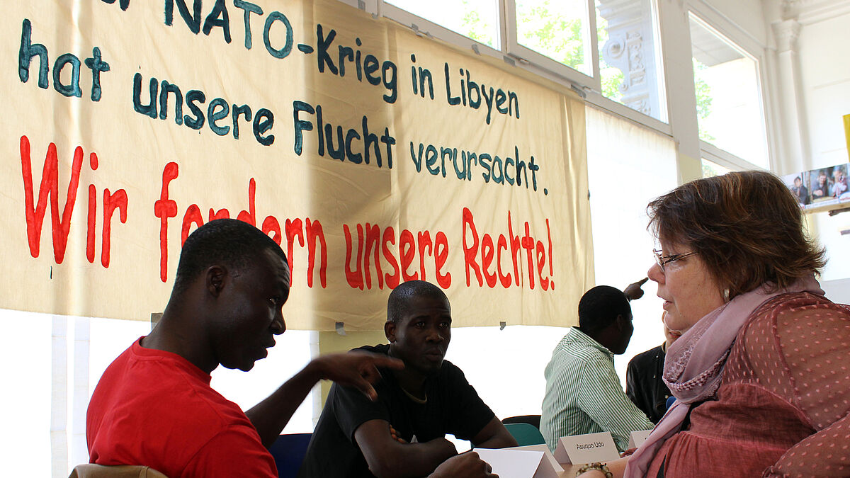 Flüchtlinge aus Libyen, hier im Gespräch mit der Flüchtlingspastorin Fanny Dethloff (rechts) bei einer Pressekonferenz, müssen vorerst weiter auf Hamburgs Straßen leben. 