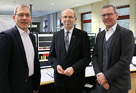 Dr. Jörn Klimant, Vorstand Hansewerk, Bischof Gothart Magaard und Peter Grau, Betriebsrat SH Netz AG, in der Netzleitstelle der SH Netz AG, Foto: Wendt/Nordkirche