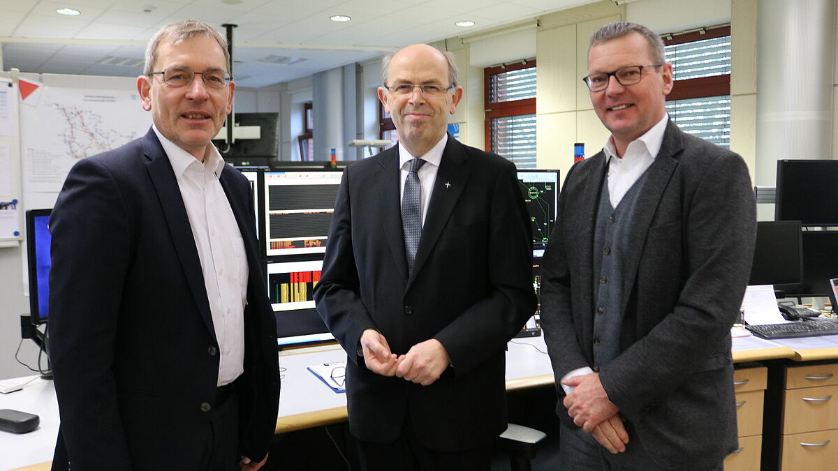 Dr. Jörn Klimant, Vorstand Hansewerk, Bischof Gothart Magaard und Peter Grau, Betriebsrat SH Netz AG, in der Netzleitstelle der SH Netz AG, Foto: Wendt/Nordkirche