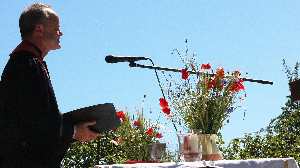 Bischof Jeremias predigt im Freiluftgottesdienst in Tempzin.