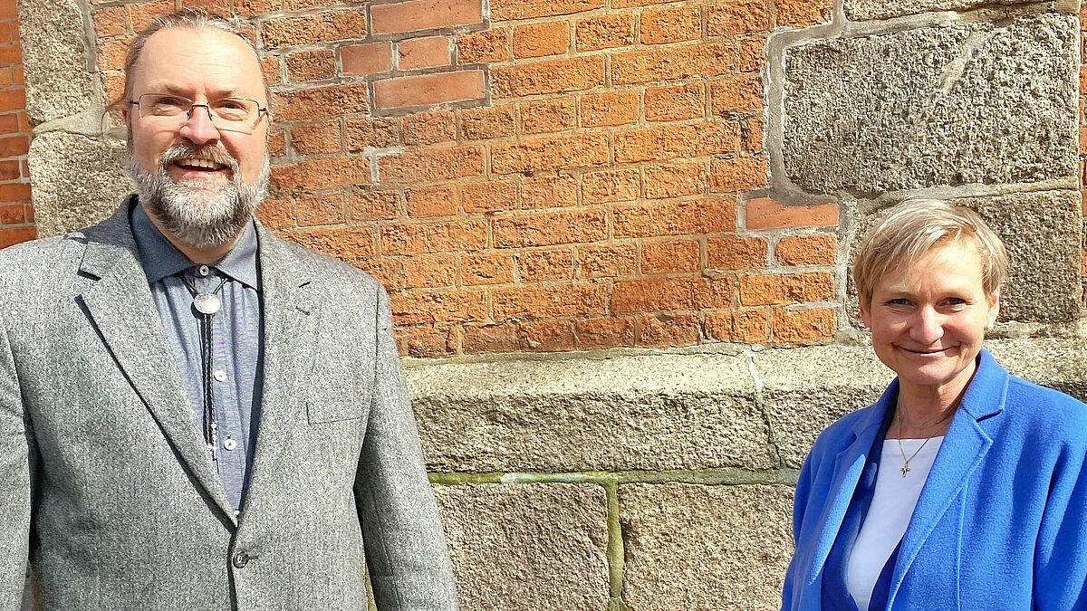 Pastor Frank Gottschalk, Leiter der Telefonseelsorge Lübeck, begrüßt Bischöfin Kirsten Fehrs. Bei ihrem Besuch würdigte sie den unermüdlichen Einsatz der Ehrenamtlichen in der Pandemie. 