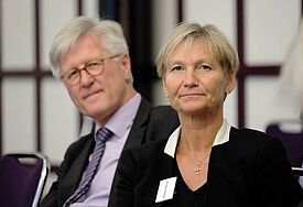 Der Ratsvorsitzende der Evangelischen Kirche in Deutschland (EKD), der bayerische Landesbischof Heinrich Bedford-Strohm (links), und die Hamburger Bischöfin Kirsten Fehrs
