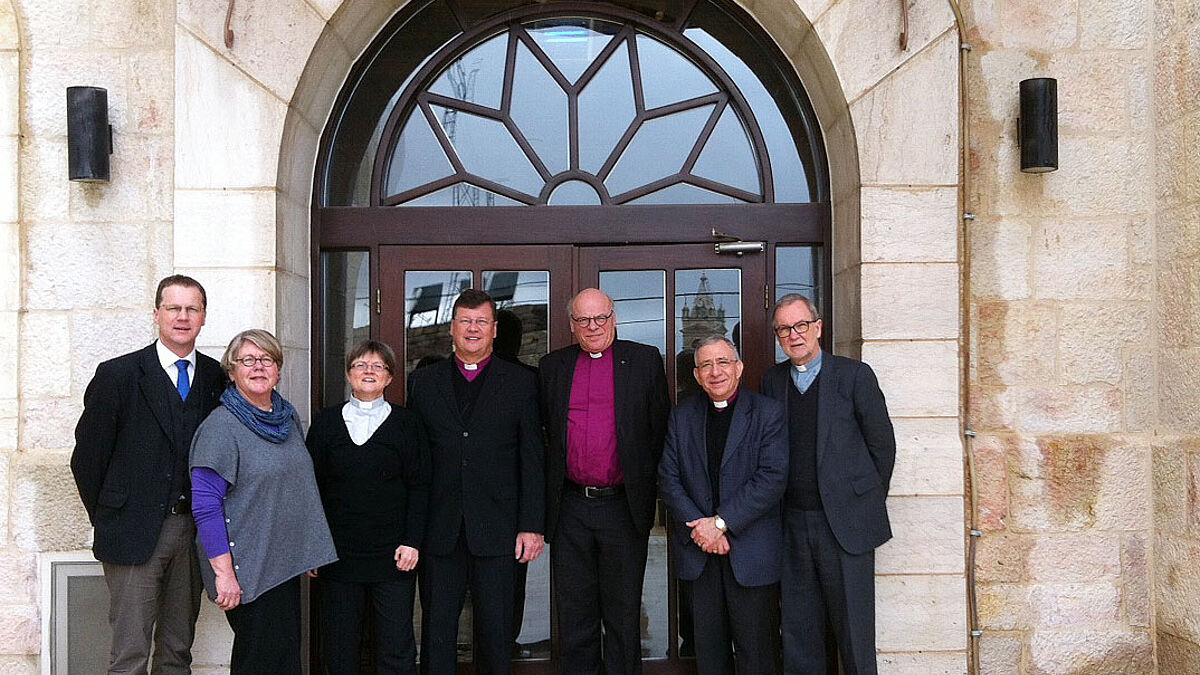 In Beit Jala nahm Bischof Dr. Munib Younan (2.v.r.) seine Gäste aus der Nordkirche in Empfang. Für Landesbischof Gerhard Ulrich (3.v.r.) ist der Aufenthalt in "Abrahams Herberge", dem Gästehaus der Partnerkirche, ein Symbol der Solidarität. 