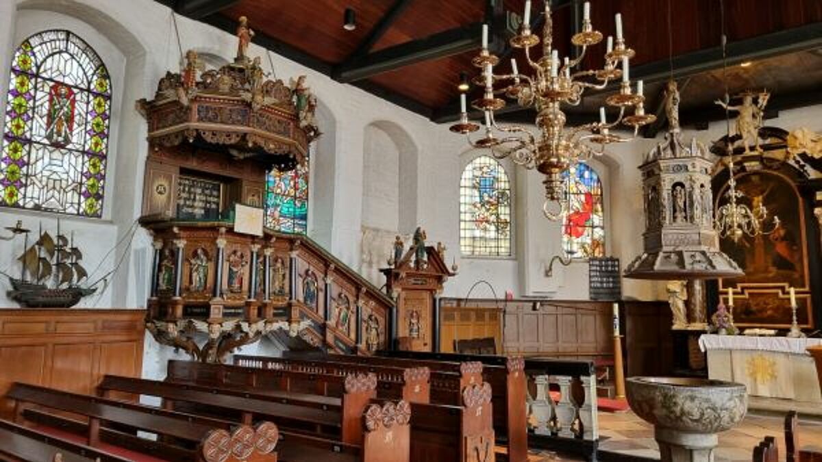 Die St.-Andreas-Kirche in Lübeck- Schlutup: maritime Gegenstände prägen das Gesamtbild der Fischerkirche nahe Trave und Ostsee. Fotos: Dr. Jutta Petri
