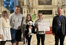 Pastorin Jil Becker, Bjark Hinrichs, Mailin Ley, Amrei Johanna Härtel, Bischof Jeremias (sowie ein Bär für eine Teilnehmerin, die derzeit in Australien ist und sich kurzzeitig digital dazuschalten konnte).