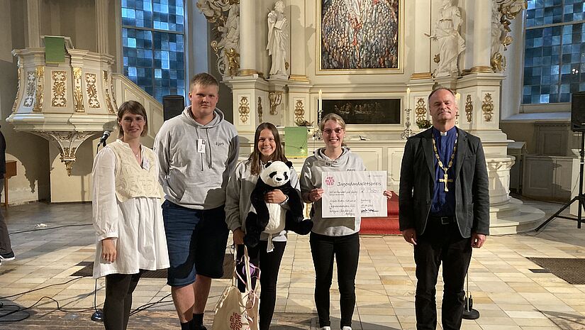 Pastorin Jil Becker, Bjark Hinrichs, Mailin Ley, Amrei Johanna Härtel, Bischof Jeremias (sowie ein Bär für eine Teilnehmerin, die derzeit in Australien ist und sich kurzzeitig digital dazuschalten konnte).