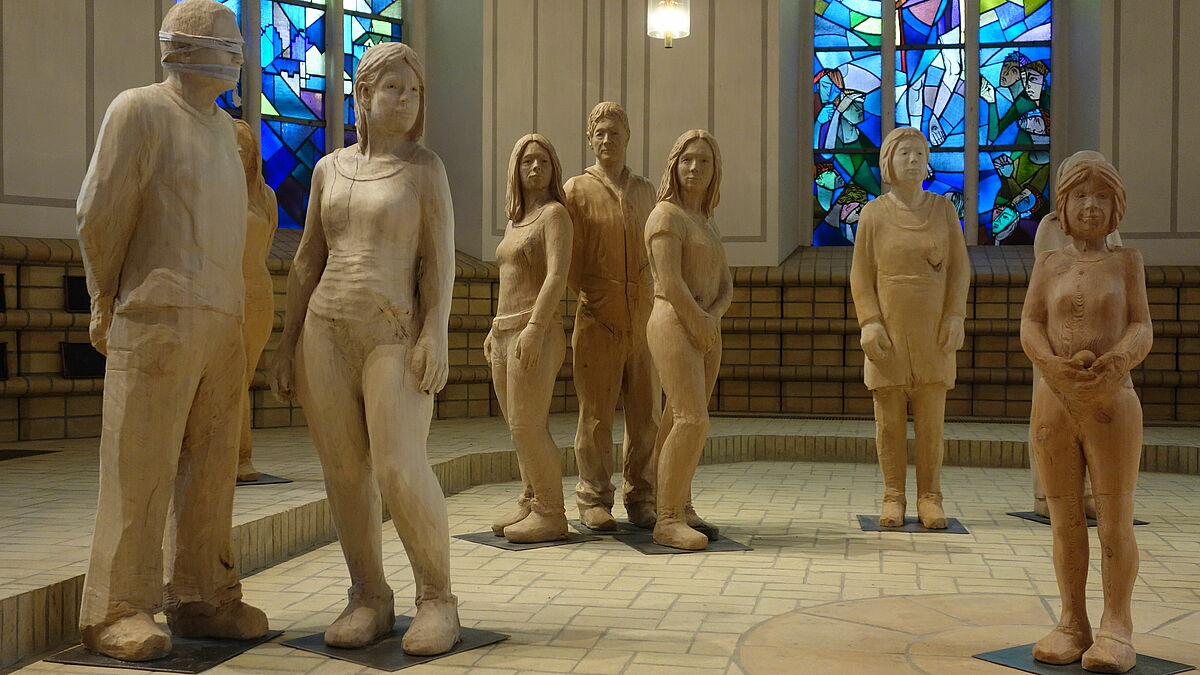 Skulpturen des hessischen Bildhauers Stephan Guber in der Nikolaikirche Plön