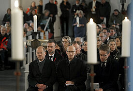 Hunderte Menschen kamen zum ökumenischen Gottesdienst am Sonntag (5.Februar 2023) für die Opfer, Verletzten und Angehörigen der Gewalttat in einer Regionalbahn bei Brokstedt in der Vicelinkirche am Kleinflecken in Neumünster. Unter Ihnen auch zahlreiche Politiker. (Foto: erste Reihe von li. nach re.: Bundeskanzler Olaf Scholz (SPD); Peter Tschentscher (SPD), Erster Bürgermeister von Hamburg; Daniel Günther (CDU), Ministerpräsident von Schleswig-Holstein) 