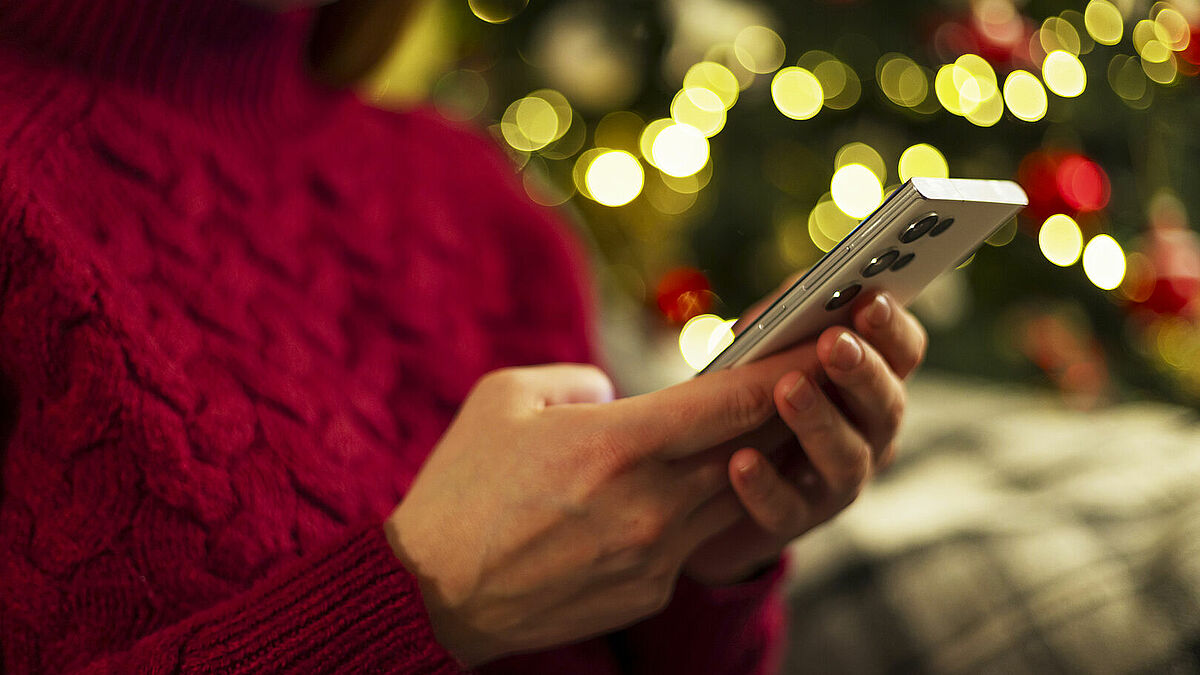 2182525106 Zu Weihnachten fühlen sich manche Menschen besonders traurig, leiden unter Einsamkeit oder Familienstreit. Am Weihnachtstelefon stehen daher Seelsorgende für Gespräche zur Verfügung.