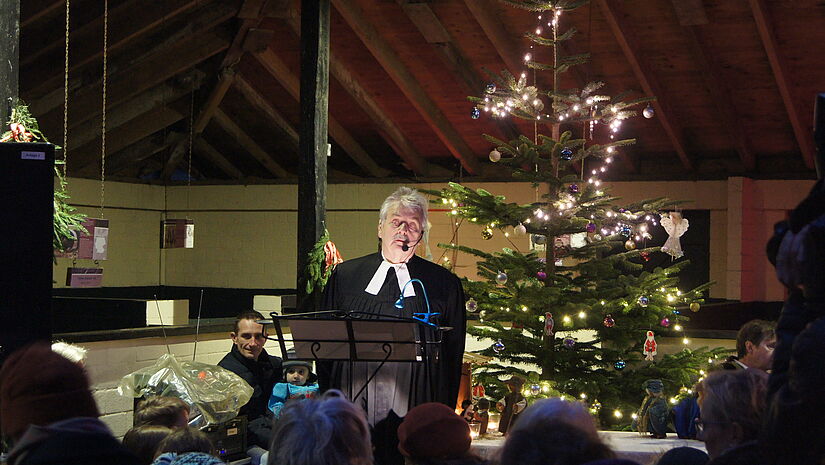 Weihnachten im Stall der Arche Warder mit Pastor Christoph Huppenbauer.