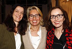 Der Vorstand des Vereins "Flüchtlingshilfe Harvestehude": Kassiererin Vladana Dethloff, 1. Vorsitzende Hendrikje Blandow-Schlegel, 2. Vorsitzende Heidrun Petersen-Römer (von links).