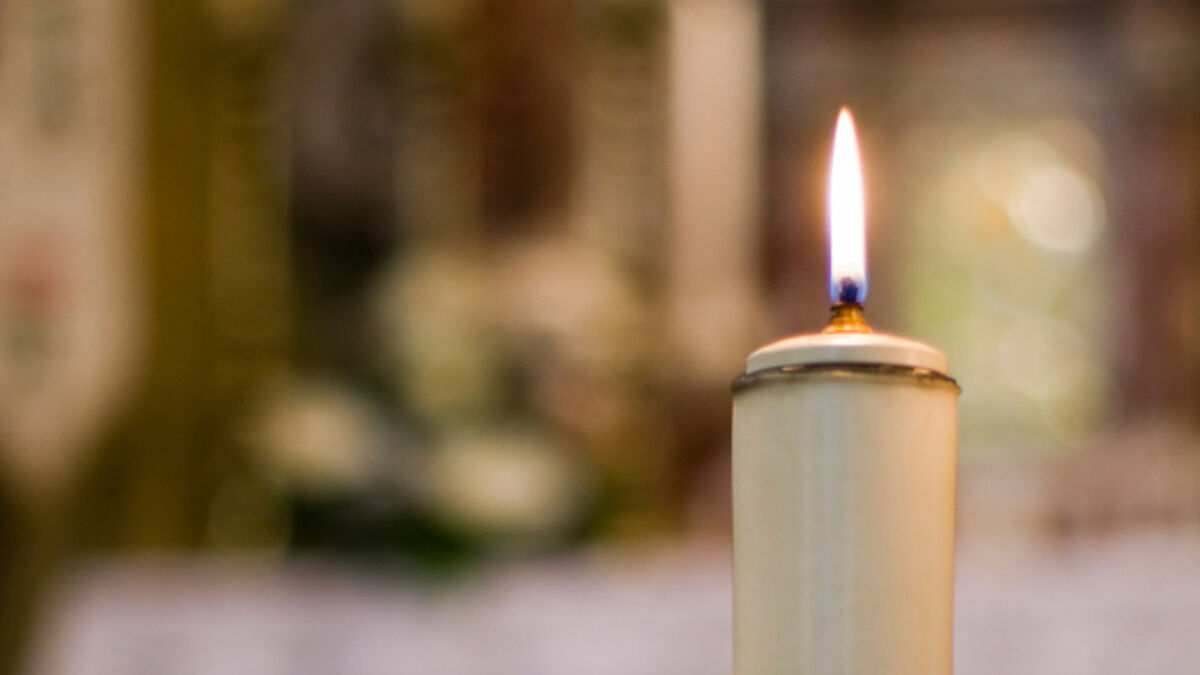 Mit Kerzen und einem "Teppich der Erinnerung" wird in der Sülfelder Kirche der Verstorbenen gedacht. 