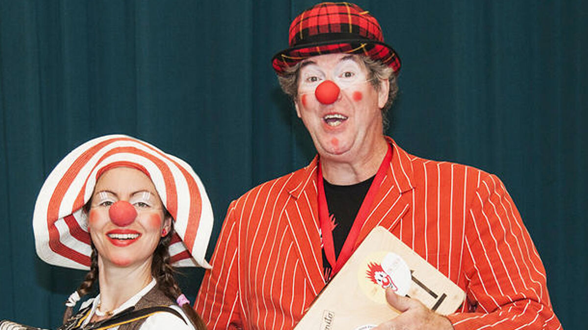 Clown Heiko Mielke – hier mit Clownspartnerin Miriam Brenner – tritt dort auf, wo Flucht und Krieg den Alltag prägen und ein unbeschwertes Lachen selten ist