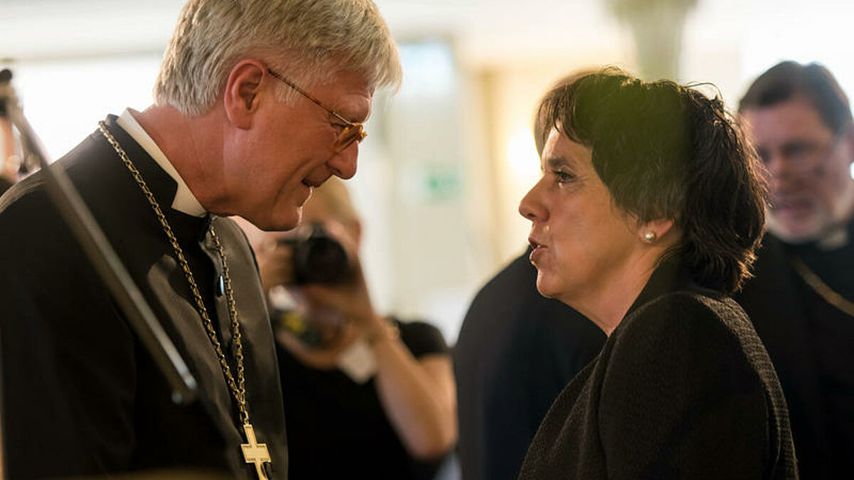 Der Ratsvorsitzende der Evangelischen Kirche in Deutschland (EKD), Landesbischof Heinrich Bedford-Strom (Muenchen) sprach am Donneratagabend (23.06.16) in der Franzoesischen Friedrichstadtkirche in Berlin vor Vertretern aus Politik, Gesellschaft und von Religionsgesellschaften, die zum Johannisempfang der EKD gekommen waren.Foto: Bedford-Strohm mit der Botschafterin der EKD fuer das Reformationsjubilaeum 2017, Margot Kaessmann. Der Johannisempfang in Berlin wird ausgerichtet vom Buero des EKD-Bevollmaechtigten bei Bundestag, Bundesregierung und Europaeischer Union, Praelat Martin Dutzmann. Zum diesjaehrigen Fest hatten sich mehrere Bundesminister angekuendigt.(Siehe epd-Meldung vom 23.06.16)