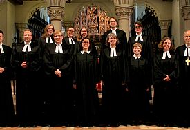 Bischof Magaard mit den zwölf in den pastoralen Dienst ordinierten Frauen und Männern