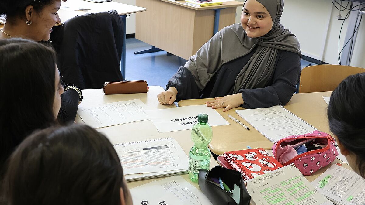 In Hamburg werden Schülerinnen und Schüler gemeinsam unterrichtet, unabhängig davon ob und welcher Konfession sie angehören. Die Religionskurse thematisieren Feste und Rituale verschiedenen Glaubensrichtungen und erörtern übergreifende ethische Fragen. 