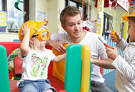 Erzieher mit zwei Kindern 